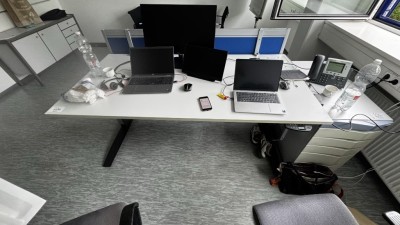 1 Schreibtisch, elektrisch höhenverstellbar mit Aktencontainer